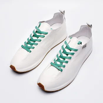 Väikesed valged kingad meeste nahast 2021 uus mood kingad meeste vabaaja jalatsid Korea sport juhatuse kingad mood meeste nahast kingad