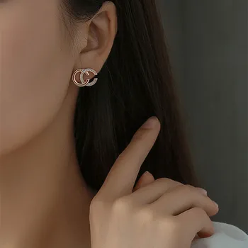 2021 Uus Lady Double C Kõrvarõngad Moekas Luksuslik Kõrge Kvaliteedi Loominguline Disain Ehted Korea Versiooni Elegantne Temperament Mitmekülgne