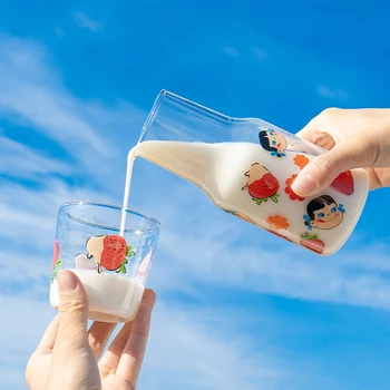 Ilus tüdruk juua piima, maasika cup tüdruk süda cup õpilane hommikusöök cup heat resistant water cup kingitus