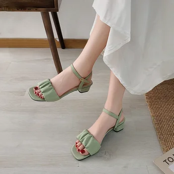 2021 Summer Fashion Square Kanna Naiste Sandaalid Korea Plisseeritud Pahkluu Lukk Vabaaja Kõrge Kontsaga Sandaalid Roomas Disainer Kingad Sandaalid